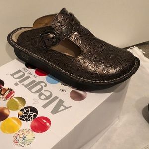 Algeria black tooled slip-ons